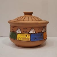 قدر فخار وسط ملون