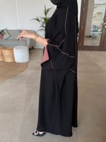 عباية سوداء بخطوط وردي