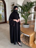 عباية سوداء بخطوط وردي