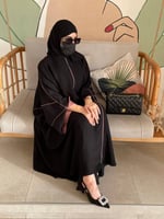 عباية سوداء بخطوط وردي