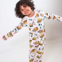 بجامة قطنية باللون الابيض مزينة في رسم شاحنات