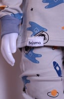 بجامة رمادية برسومات صاروخ رائد الفضاء