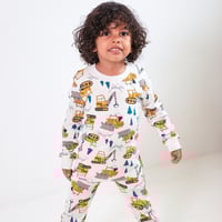 بجامة قطنية باللون الابيض مزينة في رسم شاحنات