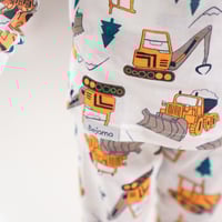 بجامة قطنية باللون الابيض مزينة في رسم شاحنات