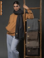 شال صوف رمادي غامق