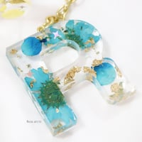 ازهارك في ميداليه حرف