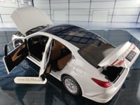 Toyota Camry 2025 White 1:18 Diecast Car Model