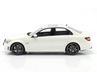 Mercedes-Benz C63 AMG Diamond White 1:18 GT Spirit...