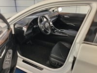 Toyota Avalon White 1:18 Diecast Car Model - مجسم...