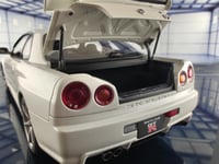 Nissan Skyline GT-R R34 White Pearl V-spec II 1:18...