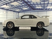 Nissan Skyline GT-R R34 White Pearl V-spec II 1:18...