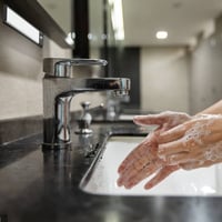 اضاءة ليد هيكل اسود لون الاضاءة اصفر 40 سم