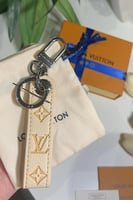 ميداليه LV