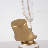 تمثال الريشة الذهبية