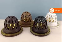 مبخرة تراثية بتصميم قبة مزخرفة (متوفرة بعدة ألوان)