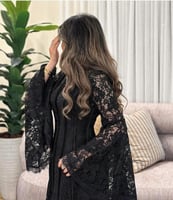 فستان دانتيل بأكمام طويلة