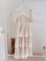 فستان الدانتيل البيج