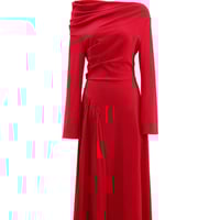 فستان أحمر بكسرات جانبية