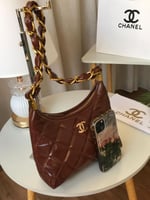 توفرت شنطة ماركة إCHANEL