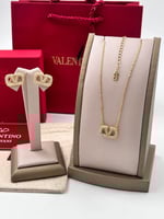 اكسسوارات نسائي سلسال وحلق من ماركه فالنتينو