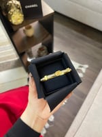 سواره يد واقف نسائي شانيل