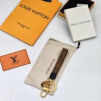 ميدالية لويس فيتون مع جميع الملحقات