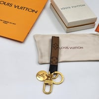 ميدالية لويس فيتون مع جميع الملحقات