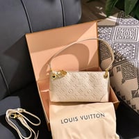 شنط لويس هاكوالتي بعلبة الماركه