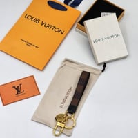 ميدالية لويس فيتون مع جميع الملحقات