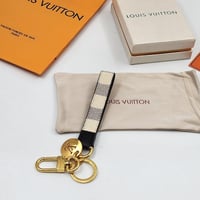 ميدالية لويس فيتون مع جميع الملحقات