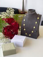 سلسال عنق نسائي فإن كليف