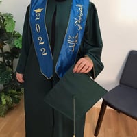 طقم تخرج وشاح تطريز الاسم حسب الطلب قبعه ساده .