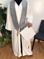 طقم تخرج وشاح تطريز الاسم حسب الطلب قبعه ساده .