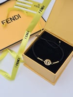 أساور نسائي .. جديده من فندي.. مع الملحقات الماركه...