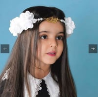 طوق بالاسم مع الورد . يمكنك حفر الاسم او الحرف حسب...