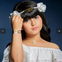 طوق بالاسم مع الورد . يمكنك حفر الاسم او الحرف حسب...