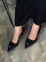 توفر كعب شانيل