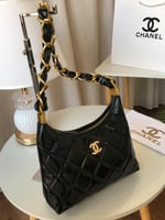 توفرت شنطة ماركة إCHANEL