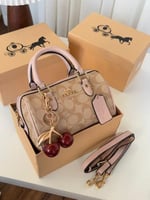 شنطة كوتش مع الكرز هاي كوالتي