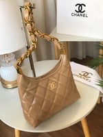 توفرت شنطة ماركة إCHANEL