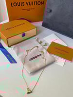 سلسال عنق نسائي لويس فيتون