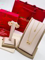 اكسسوارات نسائي سلسال وحلق من ماركه فالنتينو