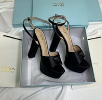 شوزات برادا مع جميع الملحقات