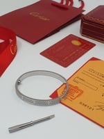 سوار كارتير من مجموعة لوف مع جميع الملحقات