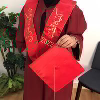 طقم تخرج وشاح تطريز الاسم حسب الطلب قبعه ساده .