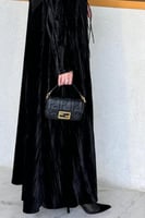 القماش كريب ملكي + مخمل مكسر +طرحة