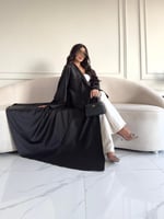 عباية لمعة – كريب فاخر بتصميم أنيق