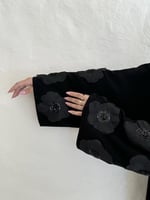 عباية سرداب – كريب فاخر بتطريز أسود أنيق