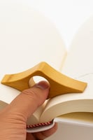 مثبت الصفحات الخشبي