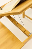 طاولة خشبية لقراءة الكتب